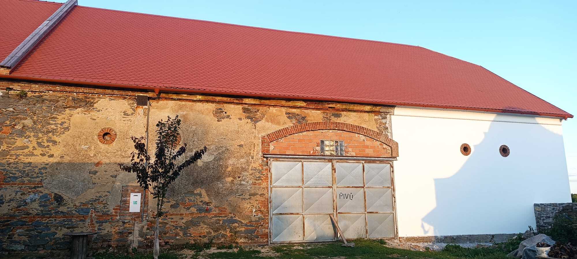 Nová střecha na jižní stodole.